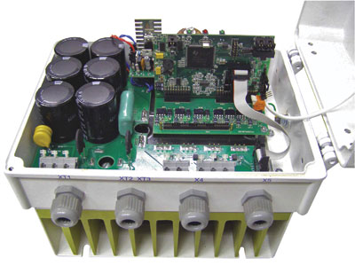 Преобразователь частоты «Универсал» с открытой крышкой и установленным контроллером МК20.1