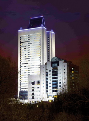 Подсветка здания Газпрома в Москве